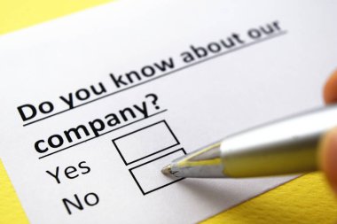 Bir kişi şirketle ilgili soruya cevap veriyor..