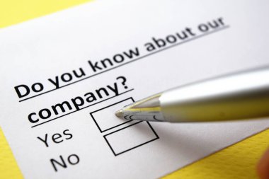 Bir kişi şirketle ilgili soruya cevap veriyor..