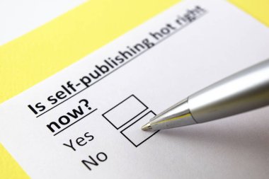 Bir kişi kendini yayınlamayla ilgili soruya cevap veriyor..