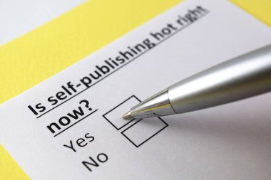 Bir kişi kendini yayınlamayla ilgili soruya cevap veriyor..