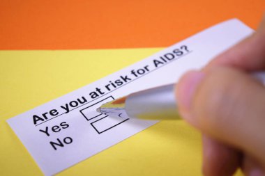 Biri AIDS 'le ilgili sorulara cevap veriyor..