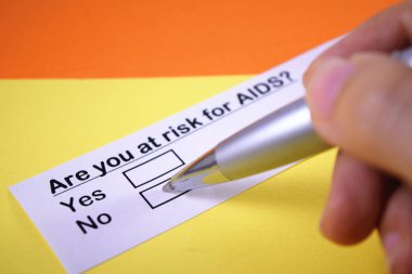 Biri AIDS 'le ilgili sorulara cevap veriyor..