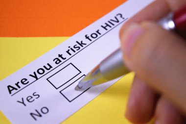 Bir insan HIV ile ilgili soruya cevap veriyor.