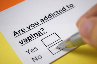 Bir insan buhar bağımlılığıyla ilgili soruya cevap veriyor..