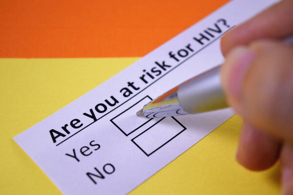 Человек отвечает на вопрос о ВИЧ.