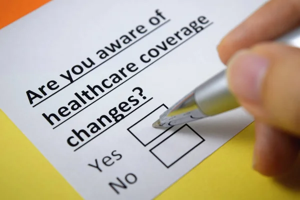 Person Answering Question Healthcare Coverage Changes — Stock Photo, Image