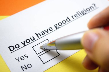 Bir insan iyi dinle ilgili sorulara cevap veriyor..