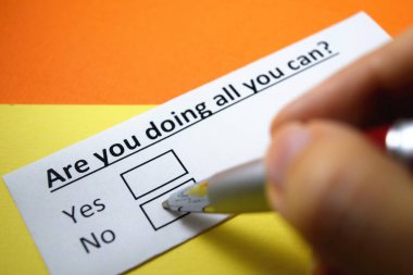 Bir insan iş tutumuyla ilgili soruya cevap veriyor..