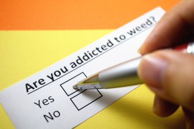 Bir insan ot bağımlılığıyla ilgili sorulara cevap veriyor..