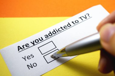 Bir insan televizyon bağımlılığı ile ilgili soruya cevap veriyor..