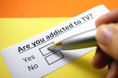 Bir insan televizyon bağımlılığı ile ilgili soruya cevap veriyor..