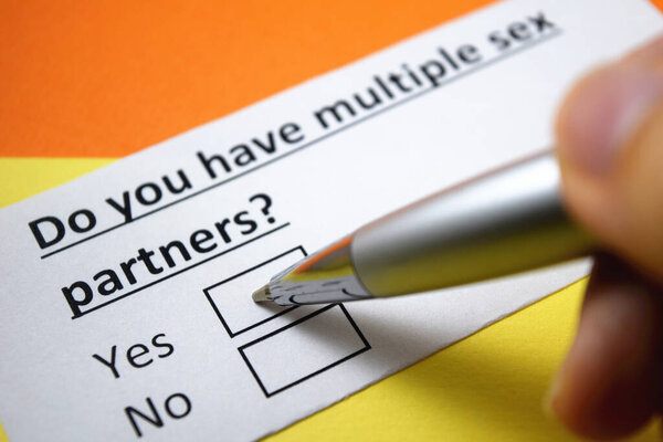 Человек отвечает на вопрос о множественном сексуальном партнере.