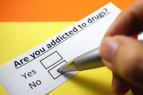 Person Answering Question Drug Addicts — Stock Photo, Image