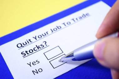 Bir kişi işi bırakmakla ilgili soruya cevap veriyor..