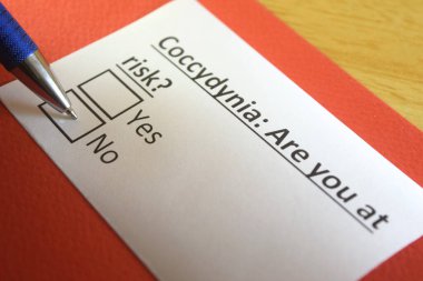 Bir kişi kuyruk sokumuyla ilgili soruya cevap veriyor..