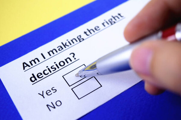 Один человек отвечает на вопрос о принятии решений.