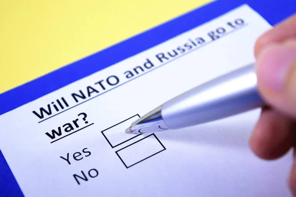 Bir kişi NATO ve Rusya hakkındaki soruları yanıtlıyor.