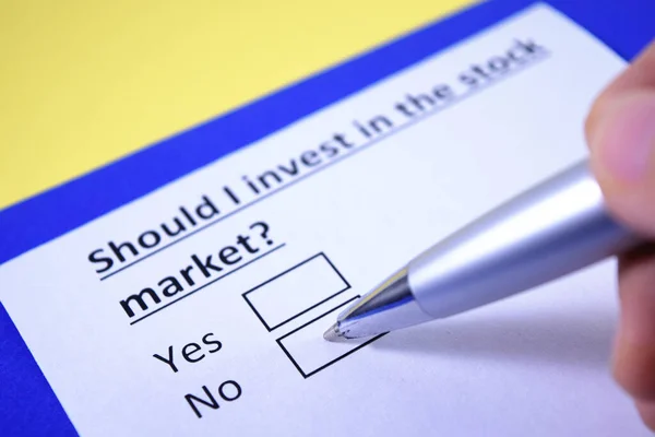 Bir Kişi Borsadaki Yatırımlarla Ilgili Soruları Yanıtlıyor — Stok fotoğraf