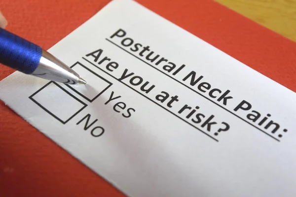 Una Persona Está Respondiendo Una Pregunta Sobre Dolor Postural Cuello — Foto de Stock