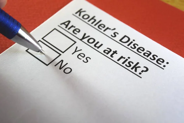 Una Persona Está Respondiendo Pregunta Sobre Enfermedad Kohler — Foto de Stock