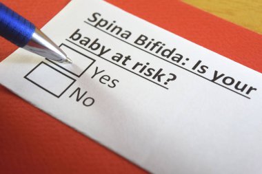 Bir kişi spina bifida ile ilgili soruya cevap veriyor..