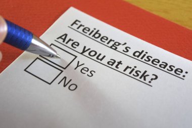 Bir kişi, Freiberg hastalığı ile ilgili sorulara cevap veriyor..