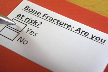 Bir kişi kemik kırığıyla ilgili soruya cevap veriyor..