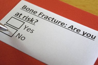 Bir kişi kemik kırığıyla ilgili soruya cevap veriyor..