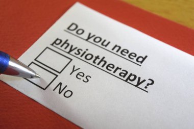 Bir kişi fizyoterapi ile ilgili soruya cevap veriyor..