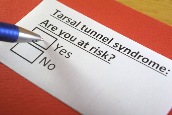 Один человек отвечает на вопрос о синдроме тарзального туннеля.