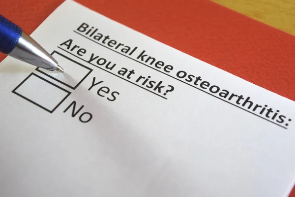 Una Persona Está Respondiendo Pregunta Sobre Osteoartritis Bilateral Rodilla — Foto de Stock