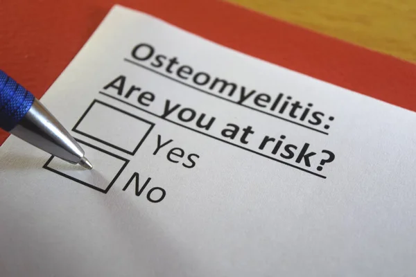 Una Persona Está Respondiendo Una Pregunta Sobre Osteomielitis — Foto de Stock