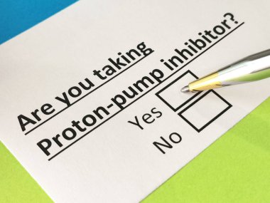 Bir kişi proton pompası inhibitörü hakkındaki soruyu cevaplıyor..