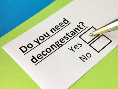 Bir kişi dekonjestan ile ilgili soruya cevap veriyor..