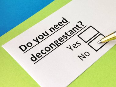 Bir kişi dekonjestan ile ilgili soruya cevap veriyor..