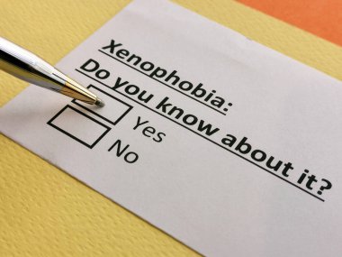 Bir kişi yabancı fobisi ile ilgili soruya cevap veriyor. Diğer ülkelerden gelen insanlara karşı önyargı ve hoşnutsuzluk anlamına gelir..