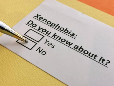 Bir kişi yabancı fobisi ile ilgili soruya cevap veriyor. Diğer ülkelerden gelen insanlara karşı önyargı ve hoşnutsuzluk anlamına gelir..