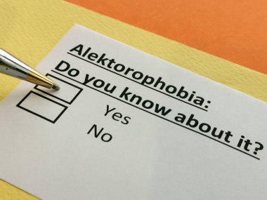 Bir kişi alektorofobi ile ilgili soruya cevap veriyor..