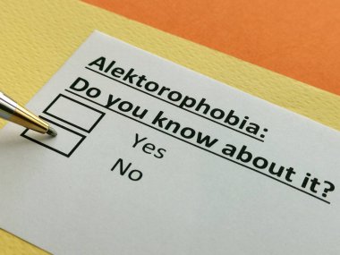 Bir kişi alektorofobi ile ilgili soruya cevap veriyor..