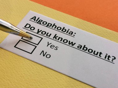 Bir kişi algofobi ile ilgili soruya cevap veriyor..