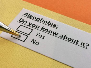 Bir kişi algofobi ile ilgili soruya cevap veriyor..