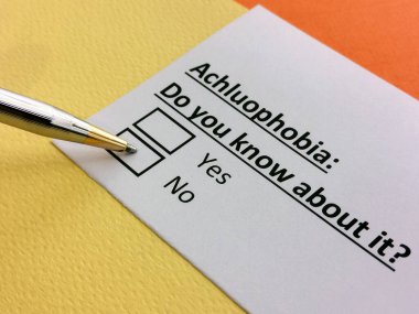 Bir kişi akluofobi ile ilgili soruya cevap veriyor..