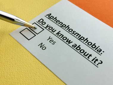 Bir kişi fenofobi ile ilgili soruya cevap veriyor..