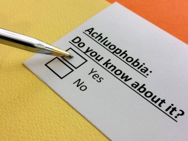 Bir kişi akluofobi ile ilgili soruya cevap veriyor..