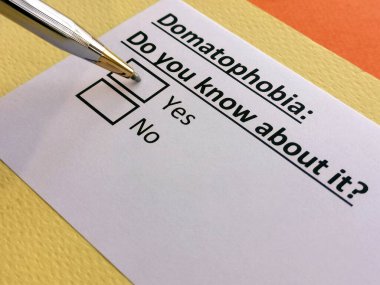 Bir kişi domatofobi ile ilgili soruya cevap veriyor..