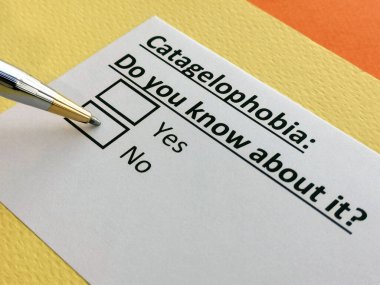 Bir kişi katagelofobi ile ilgili soruya cevap veriyor. Katagelofobi, biri tarafından aşağılanma ya da alay edilme korkusudur..