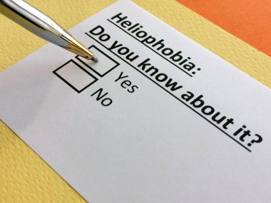 Bir kişi helofobi ile ilgili soruya cevap veriyor..