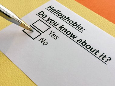 Bir kişi helofobi ile ilgili soruya cevap veriyor..