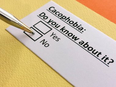 Bir kişi kakofobi ile ilgili soruya cevap veriyor. Kakofobi çirkinliğin mantıksız korkusudur..