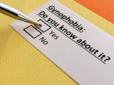 Bir kişi jinekoloji fobisiyle ilgili soruya cevap veriyor..